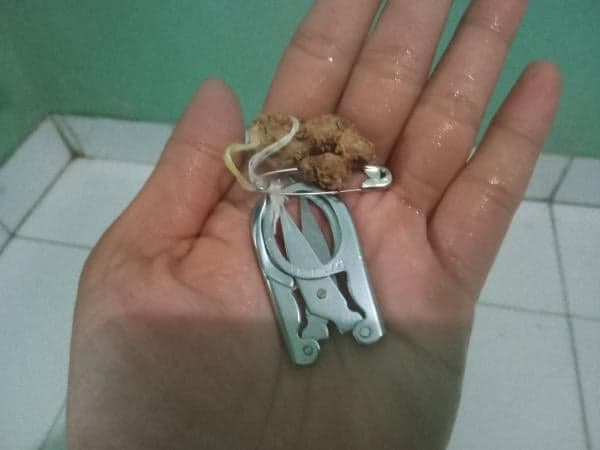 Pasang Jimat Gunting dan Peniti Pada Ibu Hamil? Ini Pandangan Medis dan Hukum Islam Pasang Jimat Gunting dan Peniti Pada Ibu Hamil? Ini Pandangan Medis dan Hukum Islam