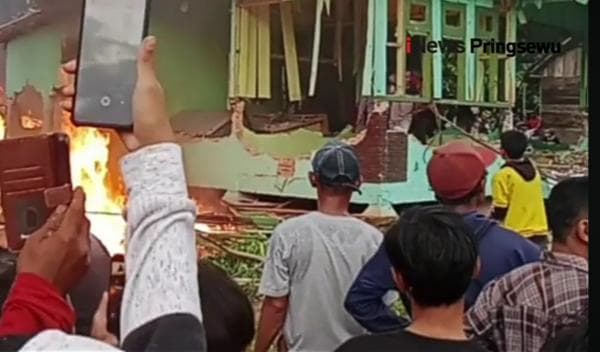 Video Ribuan Massa Demo Terkait Harimau di Suoh Lampung Barat Video Ribuan Massa Demo Terkait Harimau di Suoh Lampung Barat