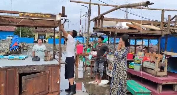 Gelombang Tinggi dan Angin Kencang Rusak sejumlah Warung di Pesisir Pantai Labuan Pandeglang Gelombang Tinggi dan Angin Kencang Rusak sejumlah Warung di Pesisir Pantai Labuan Pandeglang
