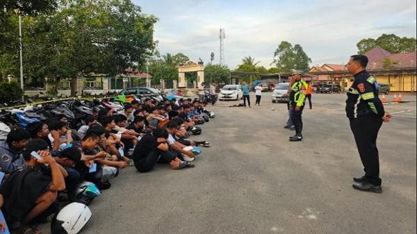 Terjading Razia Balap Liar, Puluhan Remaja Dihukum Dorong Motor ke Mapolres Kutai Timur