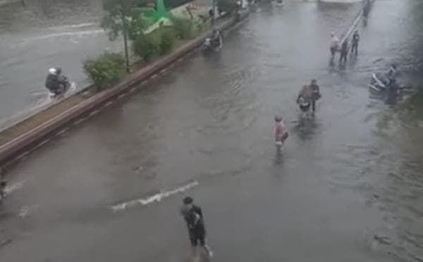 Banjir Semarang: Trimulyo, Genuksari dan Jalan Kaligawe Raya Masih Tergenang