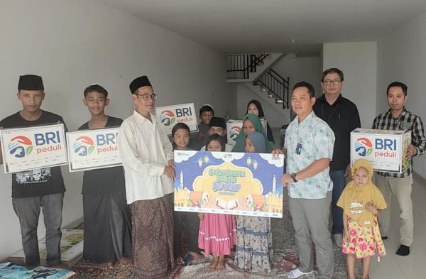 Berbagi Bahagia Bersama Anak Yatim, BRI Cabang Sidoarjo Bagikan Paket Sembako di Yayasan Al Khasanah