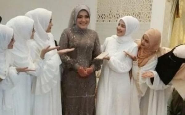 Muda dan Cantik, Ini Sosok Syarifah Mona Hasina Alaydrus yang Baru Dipersunting Habib Rizieq Shihab Muda dan Cantik, Ini Sosok Syarifah Mona Hasina Alaydrus yang Baru Dipersunting Habib Rizieq Shihab