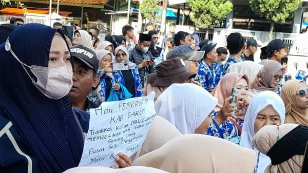 Tak Ada Hasil: Demonstrasi Honorer Bertahan di DPRD Garut