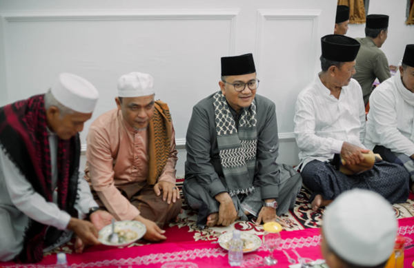 Didampingi Ustadz Zayadi, H. Maulana Safari Ramadan di Masjid Jami' Al Kahfi Pelayangan Didampingi Ustadz Zayadi, H. Maulana Safari Ramadan di Masjid Jami' Al Kahfi Pelayangan