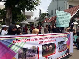 Bertahun-tahun Rumah dan Tanah Amblas Tergerus Sungai, Warga Demo Kantor DPRD Jombang