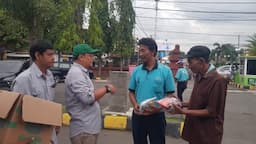 Jelang Arus Mudik, IWO Jabar Bagikan Takzil untuk Porter di Stasiun Kejaksan Kota Cirebon