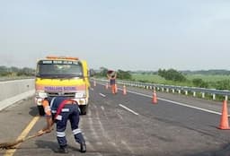 Truk Muat Gas Elpiji 3 Kg dan Truk Trailer Terlibat Kecelakaan di Tol Pemalang-Batang
