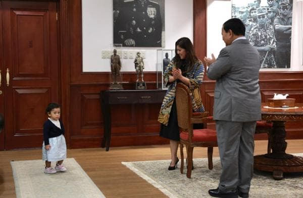 Potret Lyora, Anak Meutya Hafid yang Akrab dengan Prabowo Subianto Sejak Usia Dini Potret Lyora, Anak Meutya Hafid yang Akrab dengan Prabowo Subianto Sejak Usia Dini