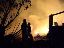 Gudang Besi Tua Mayangan Kota Probolinggo Terbakar