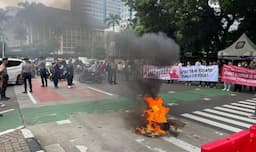 Massa Bakar Ban dan Rusak Tenda Petugas Warnai Demo Tolak Hasil Pemilu