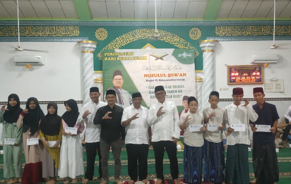 Malam Nuzulul Qur'an Wali Kota Cilegon Didampingi Camat Jombang Santuni Puluhan Anak Yatim