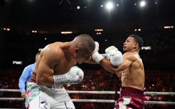 Taring Pitbull Cruz Cabik-Cabik Romero di Ronde 8, Rebut Juara Tinju WBA Ringan Super Taring Pitbull Cruz Cabik-Cabik Romero di Ronde 8, Rebut Juara Tinju WBA Ringan Super