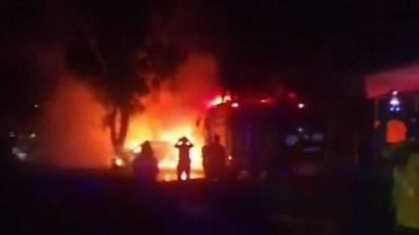 Dentuman Keras Kagetkan Warga Ponorogo, Mobil Terbakar Hebat 2 Orang Tewas Terjebak Kobaran Api Dentuman Keras Kagetkan Warga Ponorogo, Mobil Terbakar Hebat 2 Orang Tewas Terjebak Kobaran Api