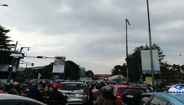 Pasteur-Gunung Batu Macet Parah, Jalan Didominasi Roda Empat Pasteur-Gunung Batu Macet Parah, Jalan Didominasi Roda Empat