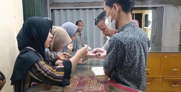 Meski Harga Tinggi, Warga Pandeglang Tetap Serbu Toko Emas Jelang Lebaran Meski Harga Tinggi, Warga Pandeglang Tetap Serbu Toko Emas Jelang Lebaran