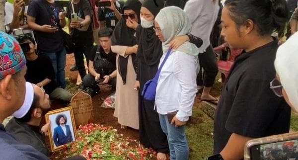 Tangis Keluarga Pecah saat Jenazah Babe Cabita Dimasukkan Liang Lahat Tangis Keluarga Pecah saat Jenazah Babe Cabita Dimasukkan Liang Lahat