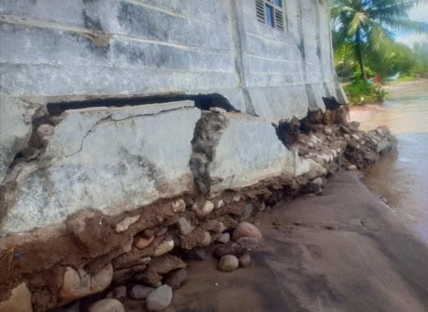 Pondasi Bangunan di Mercusuar Somil Patah Terhempas Ombak, Keluarga Penghuni Pindah ke Tempat Aman Pondasi Bangunan di Mercusuar Somil Patah Terhempas Ombak, Keluarga Penghuni Pindah ke Tempat Aman