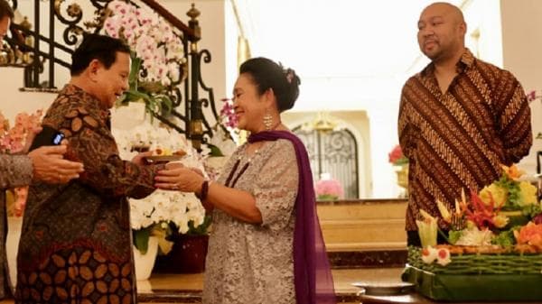 Momen Prabowo Hadiri Syukuran Ulang Tahun Mantan Istri Titiek Soeharto, Dapat Potongan Tumpeng Kedua Momen Prabowo Hadiri Syukuran Ulang Tahun Mantan Istri Titiek Soeharto, Dapat Potongan Tumpeng Kedua