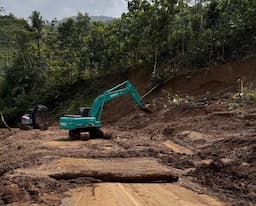 Petugas Masih Bersihkan Material Tanah Jalur Cipasung-Subang di Kuningan usai Longsor Susulan
