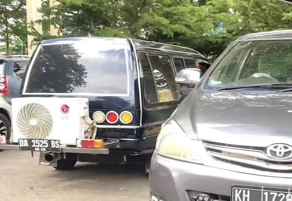 Mobil Unik Pasang AC Rumahan di Bagian Belakang, Bikin Netizen Heran dan Ngakak