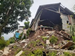 Hujan Deras, Dua Rumah di Desa Ranon Pakuniran Terdampak Longsor