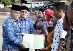 Bupati Lampung Selatan Berikan Sertifikat Gratis Ke 14 Warga Penerima Bantuan Bedah Rumah