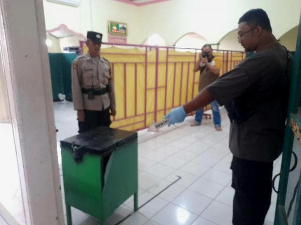 Aksi Pencuri Uang di Kotak Amal Masjid dan Musala di Purbalingga Tepergok Warga Aksi Pencuri Uang di Kotak Amal Masjid dan Musala di Purbalingga Tepergok Warga