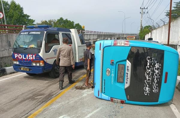 Kecelakaan Tragis! Ngantuk Sopir Minibus Tabrak Pembatas Jalan, Pengendara Motor Luka Berat