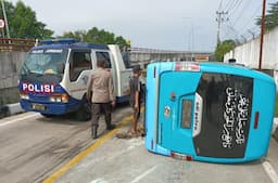 Kecelakaan Tragis! Ngantuk Sopir Minibus Tabrak Pembatas Jalan, Pengendara Motor Luka Berat