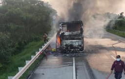 Ngeri! Kecelakaan di Tol Jombang, Bus Pahala Kencana Berpenumpang 34 Orang Hangus Terbakar