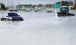 Penampakan Ribuan Mobil Mewah Terendam Banjir di Dubai Ditinggal Pemilik