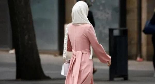 Dipecat Karena Berhijab, Muslimah Swedia Menang Gugatan Lawan Maskapai yang Memecatnya