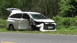 Minibus Putih Ringsek Usai Dihantam Truk