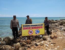 Upaya Cegah Kecelakaan Laut, Polisi Pasang Banner Imbauan di Pantai Pamekasan