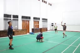 Jajaran Polres Grobogan dan Wartawan Adu Strategi Tanding Badminton