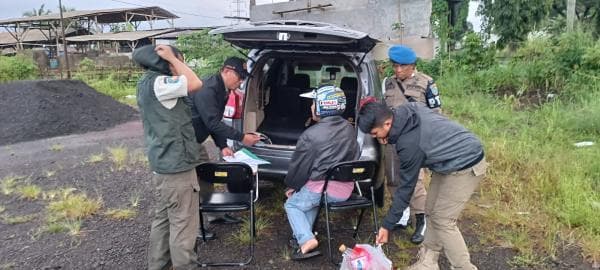 Satpol PP Kota Tasikmalaya Tangkap Warga yang Buang Sampah Sembarangan