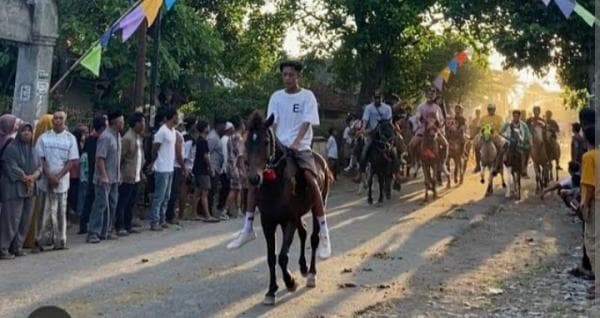 Tradisi Tiu Desa Jantuk saat Idulfitri Tradisi Tiu Desa Jantuk saat Idulfitri