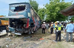 Kecelakaan Lalu Lintas : Polisi Amankan Lokasi dan Evakuasi Bus di Muara Batu