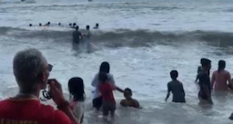 Usai Terseret Ombak di Pantai Carita, 20 Wisatawan Alami Trauma