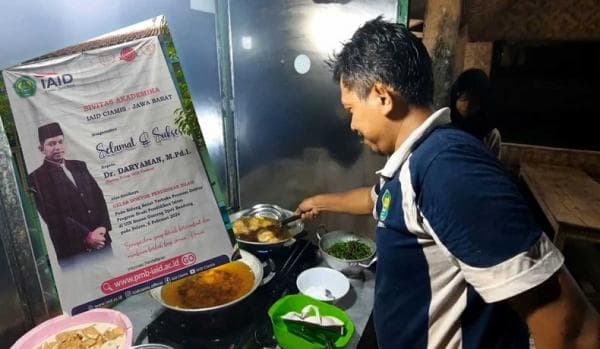 Kisah Daryaman, Tukang Gorengan Raih Gelar Doktor di UIN Bandung Bermodalkan Tekad dan Kerja Keras Kisah Daryaman, Tukang Gorengan Raih Gelar Doktor di UIN Bandung Bermodalkan Tekad dan Kerja Keras