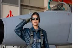Inilah Kelsang Pedron, Gadis Tibet yang Jadi Wanita Pertama Pilot Jet Tempur Angkatan Udara China