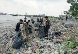 Viral Lagi Sampah Numpuk di Pantai Teluk, TNI - Polri, dan PJBN Gercep Bersihkan  Sampah