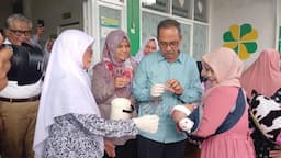 Sekda Ivan Dicksan Berikan Imunisasi Kepada Balita di Acara Baksos IBI Kota Tasikmalaya