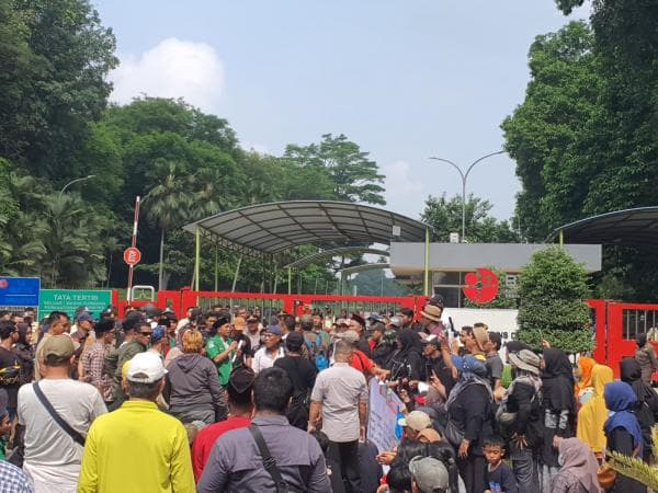 Ratusan Warga di Tangsel Demo di BRIN Soal Penutupan Jalan Propinsi