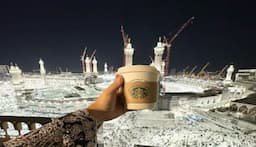 Viral! Lagi Umrah Puteri Zulkifli Hasan Posting Kopi Starbucks di Depan Kakbah Dihujat Netizen