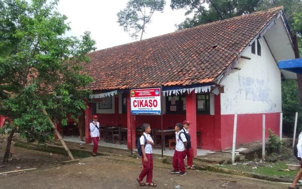 Minim Ruang Kelas, Siswa Siswi SD Cikaso Cibanteng Terpaksa Belajar di Teras Minim Ruang Kelas, Siswa Siswi SD Cikaso Cibanteng Terpaksa Belajar di Teras