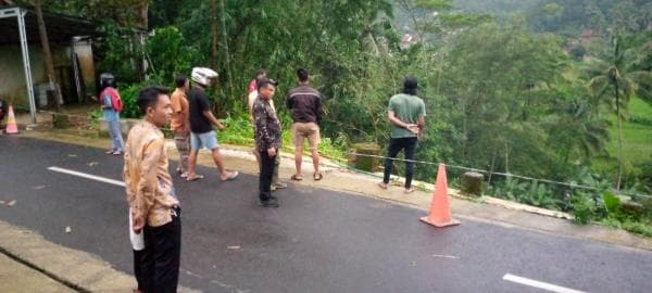 Jalur Cikatomas-Cilopadang Ciamis Terancam Putus, Tebing di Pinggir Jalan Longsor Jalur Cikatomas-Cilopadang Ciamis Terancam Putus, Tebing di Pinggir Jalan Longsor
