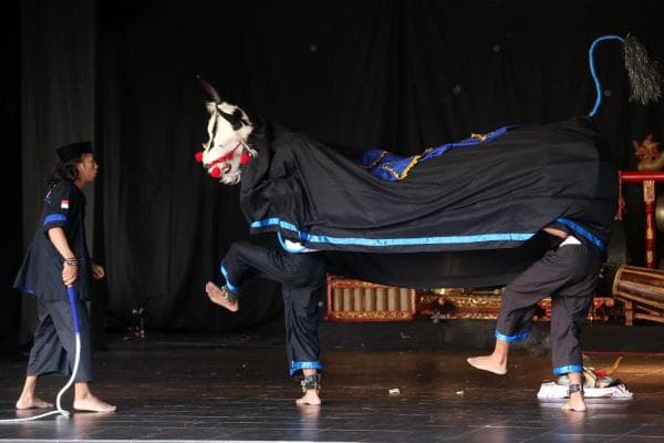 Kesenian Rakyat Bantengan Meriahkan Hari Tari Dunia di STKW Kesenian Rakyat Bantengan Meriahkan Hari Tari Dunia di STKW