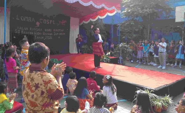 Peringati Hari Kartini, SDK Widya Wacana Jamsaren Gelar Lomba Cosplay Pahlawan